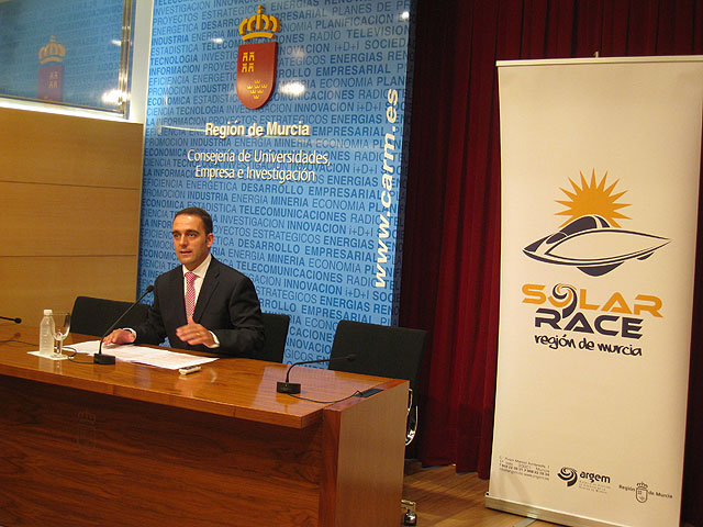 El director general de Industria, Energía y Minas, José Francisco Puche, informa sobre las últimas novedades de la ‘Solar Race-Región de Murcia’