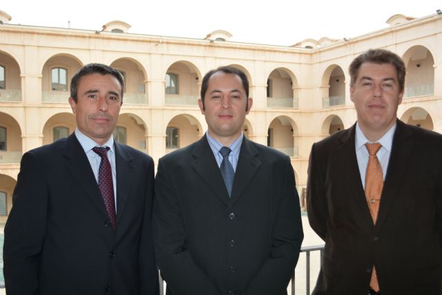 Miguel Cañas, rodeado de los directores de su tesis, Ángel Molina y Emilio Gómez, en la Escuela de Industriales de la UPCT