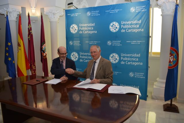 El presidente del Consejo Administrativo del Grupo Diego Zamora S.L., Emilio Restoy, firmando el acuerdo con el rector de la UPCT, José Antonio Franco.