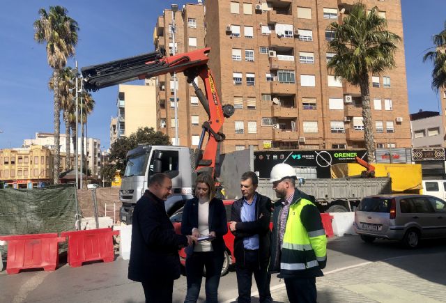 Infraestructuras mejora la red de alcantarillado instalando compuertas automatizadas en el colector de la Plaza María Cristina