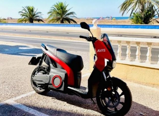 AVIS incorpora motos eléctricas a su flota en Cartagena