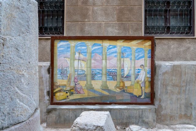 El mural de Ramón Alonso Luzzy ´El Puerto Romano´ regresa a la Morería Baja tras su restauración