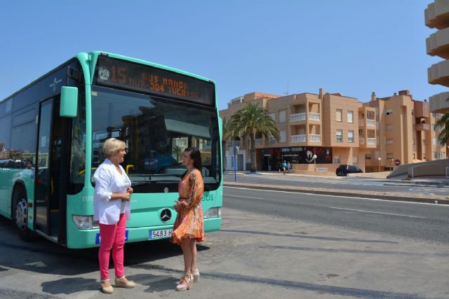Movibus activa este verano servicios cada media hora en el interior de La Manga y entre ésta y Cartagena