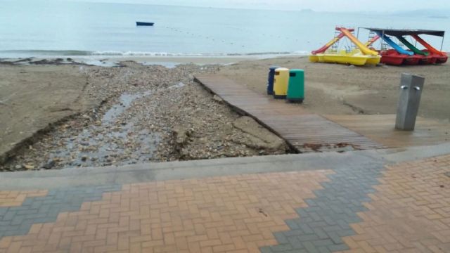 Las lluvias provocan leves desperfectos en la costa