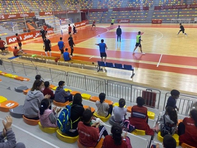 Niños del proyecto ´Aprende Jugando´ comparten una jornada deportiva con Jimbee en el Palacio de Deportes