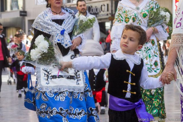 Unas dos mil personas ataviadas con el traje típico cartagenero participarán este Viernes de Dolores en el desfile de la Ofrenda Floral