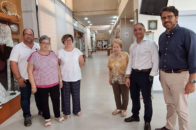 El director general de Oficios Artesanales visita el Museo Regional del Bolillo de La Palma