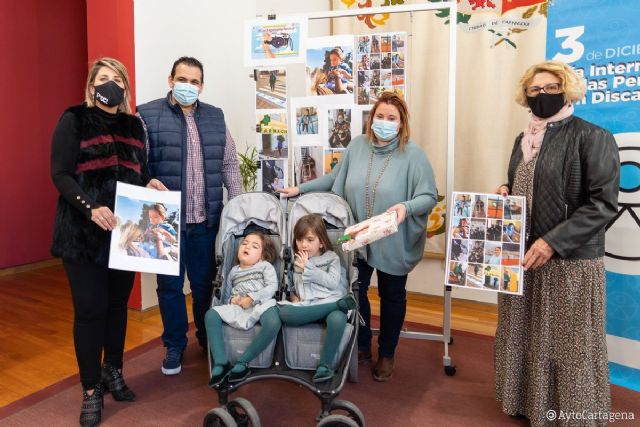 La pequeña Ana García Barbero recibe una tablet como premio por el concurso de fotografía ´Cartagena Inclusiva´