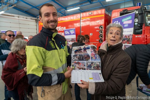 Bomberos de Cartagena participan en el calendario solidario por el Alzhéimer de AFA Levante