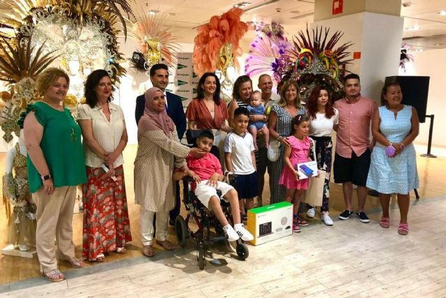 Los ganadores del concurso escolar de máscaras de Carnaval reciben sus galardones