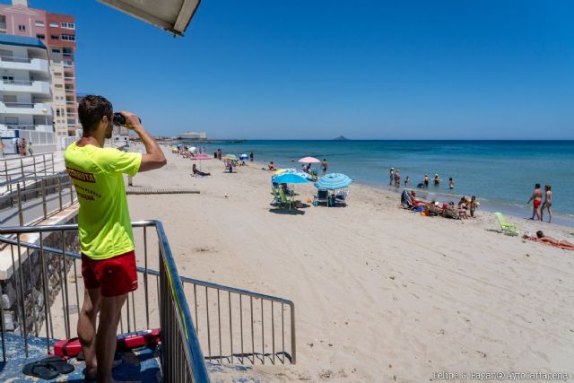 Doce playas de Cartagena siguen contando con servicio de socorrismo tras el final de agosto