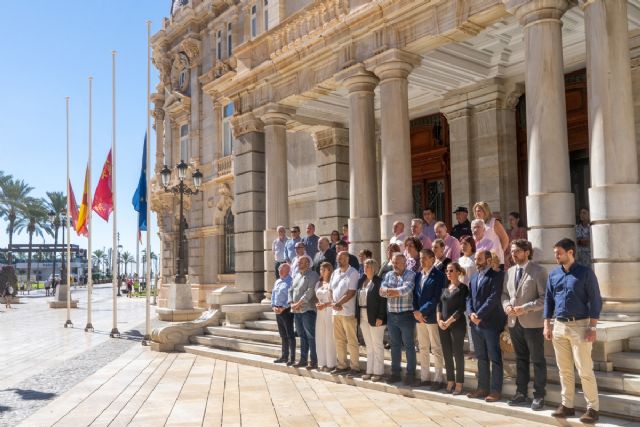 El Ayuntamiento de Cartagena guarda un minuto de silencio por la tragedia de Murcia