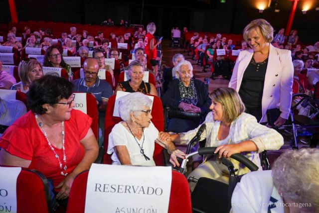 Cartagena rinde homenaje a sus vecinas centenarias y a los voluntarios del ´Baúl de la Experiencia´ en la Gala por el Día Internacional de las Personas Mayores