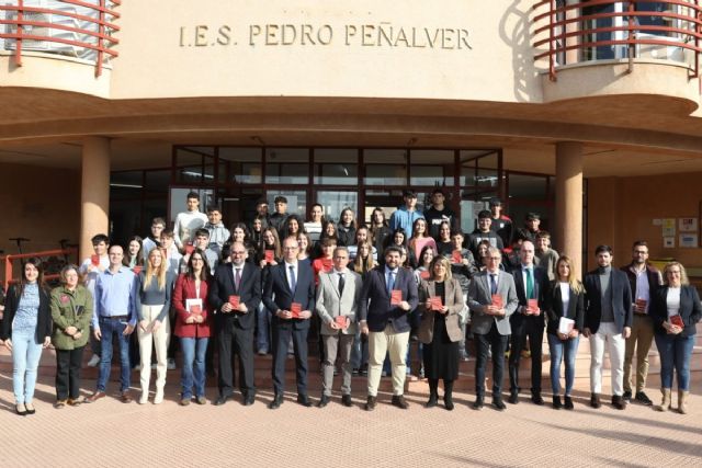 La alcaldesa aboga por la participación activa de todas las instituciones del Estado en la defensa de los principios constitucionales