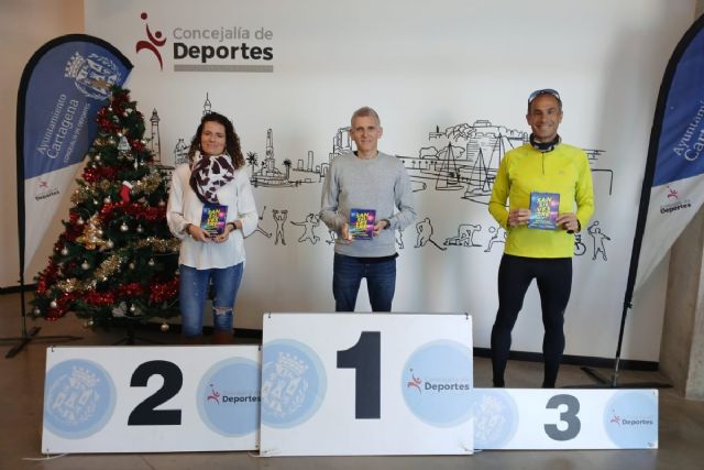 Los ganadores de la San Silvestre recogen sus trofeos