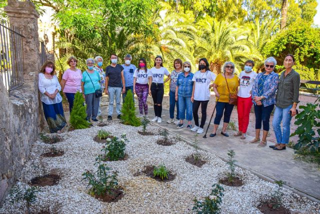 Mayores y jóvenes celebran el Día del Medio Ambiente con la plantación de especies autóctonas en el Jardín de la Milagrosa