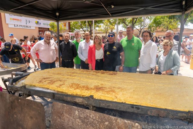 La patata del Campo de Cartagena se saborea en La Puebla con la fiesta más multitudinaria de su historia