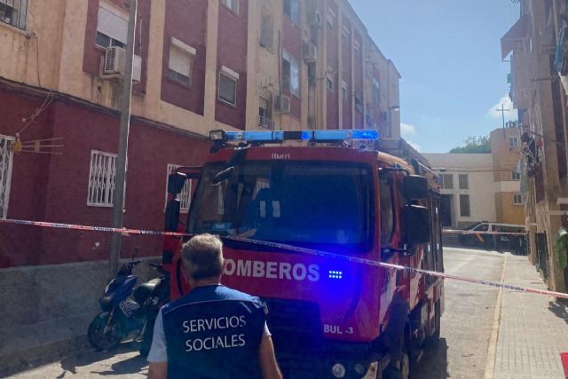 Bomberos de Cartagena desalojan un edificio de la barriada Villalba por un incendio