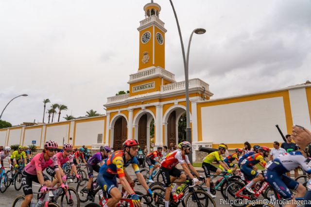 El pelotón de La Vuelta Ciclista a España sale de Cartagena rumbo al Collado de la Cruz de Caravaca