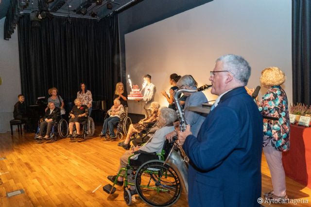 El Ayuntamiento celebra el Día Internacional de las Personas Mayores con una ruta solidaria y una gran gala