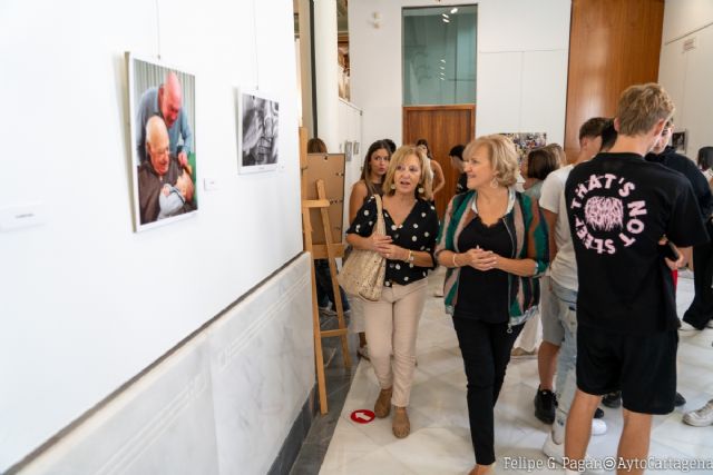 Ya se puede visitar la exposición fotográfica ´Conectando Edades´ en el Palacio Consistorial de Cartagena