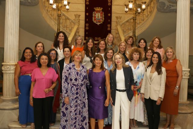 Directivas, empresarias y profesionales de todo el país visitan el Palacio Consistorial antes de la V Cumbre FEDEPE