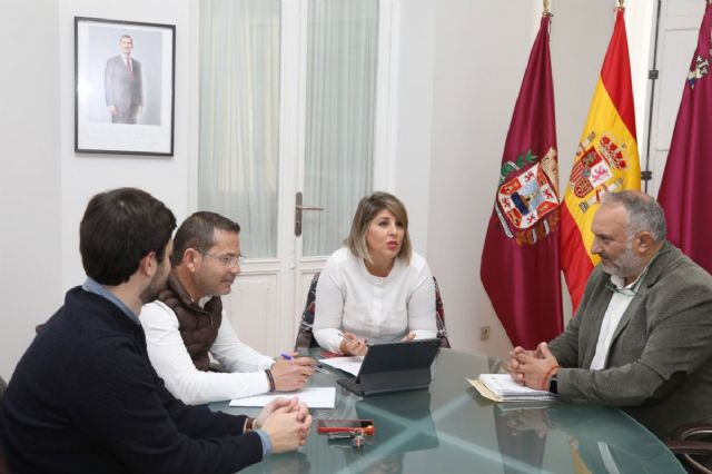 La alcaldesa compromete el respaldo del Ayuntamiento a los pescadores contra las nuevas restricciones de la Comunidad Europea