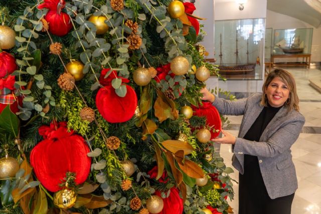 El Ayuntamiento se engalana con su tradicional decoración navideña