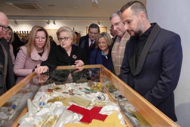 Una exposición recoge los bordados de Antoñita en la Agrupación del San Pedro