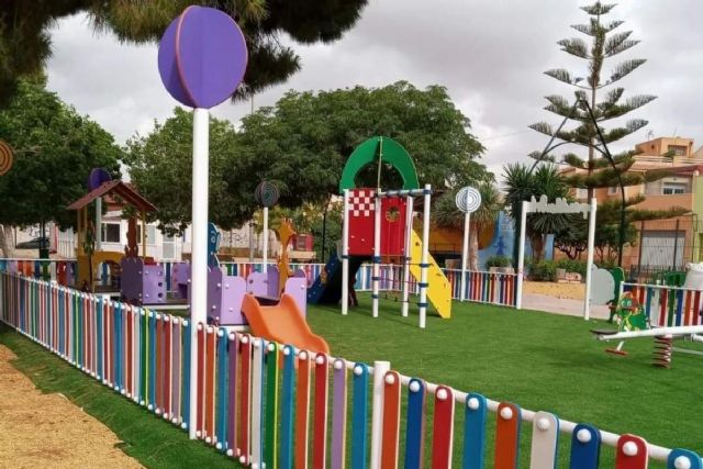 La Barriada Cuatro Santos estrena un nuevo parque infantil