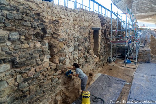 El Ayuntamiento realiza labores de conservación en las termas del barrio del Foro Romano en El Molinete