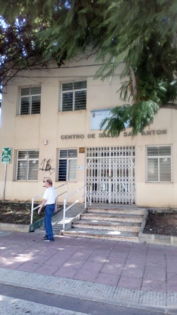 Enfermos de alzhéimer y párkinson esperan cuatro años la cesión del antiguo centro de salud de San Antón