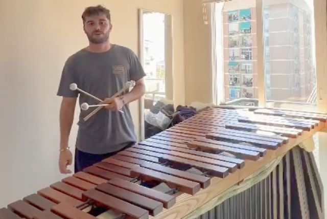 El joven músico cartagenero Luis Martínez consigue su marimba y terminará su carrera