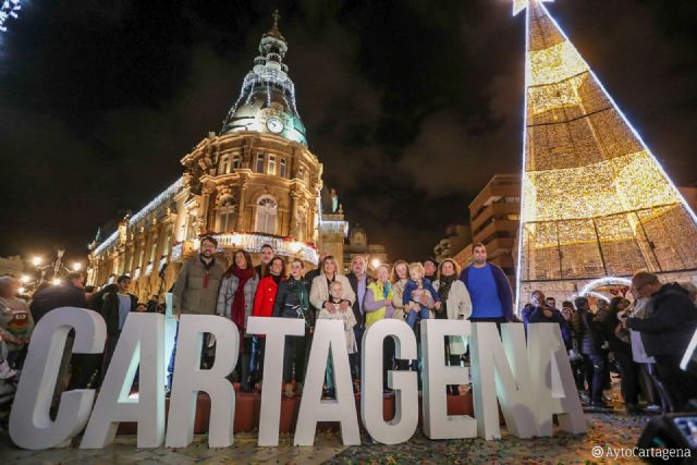 Cartagena enciende la Navidad con nuevo alumbrado, belén y mercadillo en el puerto