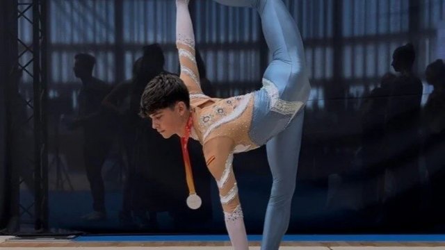 Un joven de 16 años que practica gimnasia estética denuncia que una nueva normativa dificulta a los chicos participar en este deporte