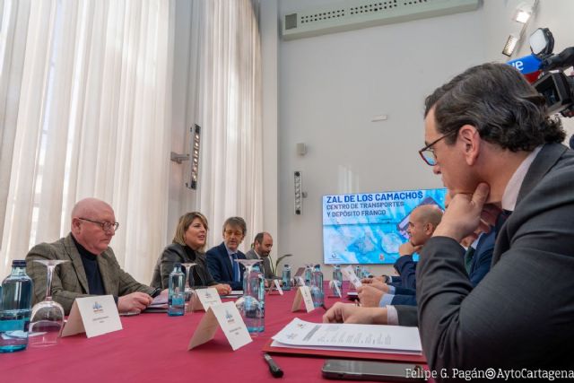 A contratación el comienzo de la ZAL y el Gobierno municipal pide el desbloqueo de Barlomar y del tren de mercancías