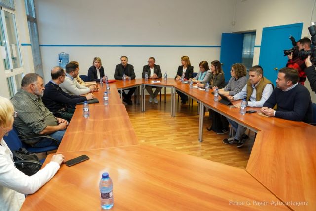 La alcaldesa pide a la ministra de Migraciones que cumpla el compromiso de cerrar el campamento del Hospital Naval