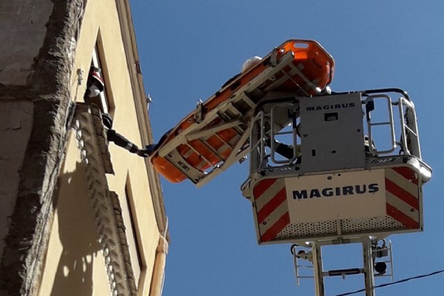 Bomberos de Cartagena evacúan a un hombre de un tercer piso tras sufrir una caída