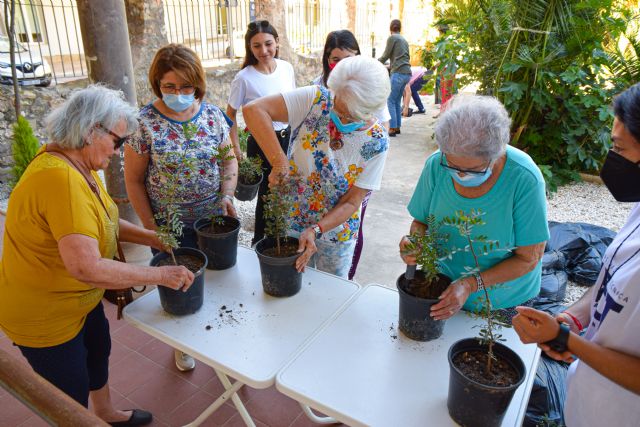 Personas mayores de Cartagena plantan especies autóctonas para revitalizar el jardín de La Milagrosa