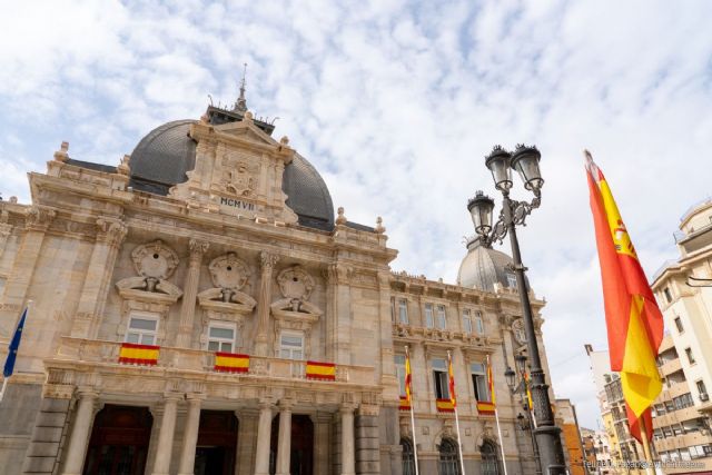 Cartagena se prepara para celebrar el 12 de octubre la Fiesta Nacional con banderas españolas