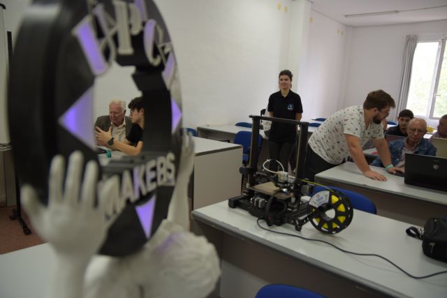 El curso de voluntariado intergeneracional diseña e imprime en 3D un protector de orines para farolas