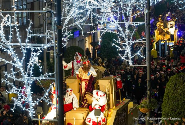 La Cabalgata de Reyes Magos más multitudinaria recorre las calles de Cartagena