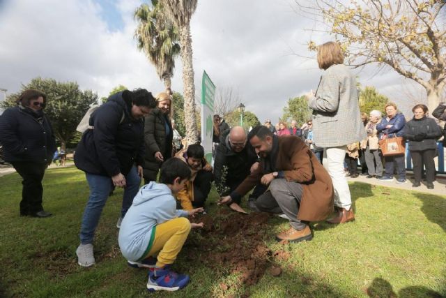 La Concejalía de Igualdad colabora con Afammer en la plantación de encinas para honrar a las mujeres rurales