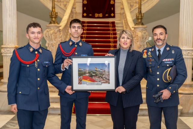 La alcaldesa de Cartagena recibe a los alumnos de la Academia General del Aire