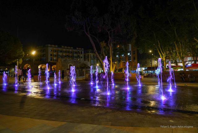 Iluminación por el Día de la Matrona de la nueva fuente de la plaza Juan XXIII