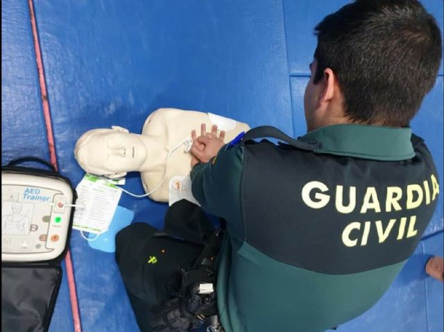 Dos guardias civiles formados por UNIVERSAE en técnicas de reanimación cardiopulmonar salvan la vida de un hombre en Cartagena