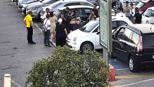 La Guardia Civil estabiliza a una persona después de sufrir un desvanecimiento en el estacionamiento de un Centro Comercial