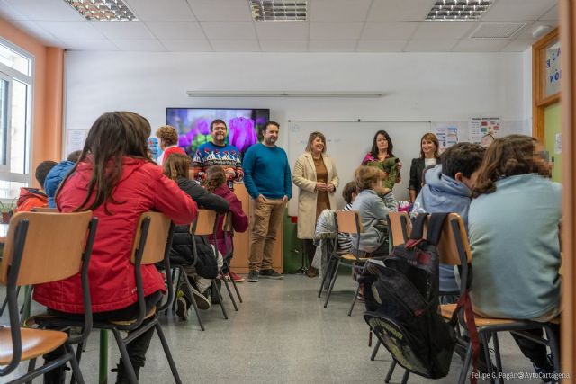 La alcaldesa recuerda en un bando la necesidad que tiene la comunidad educativa y la sociedad de luchar contra el absentismo escolar