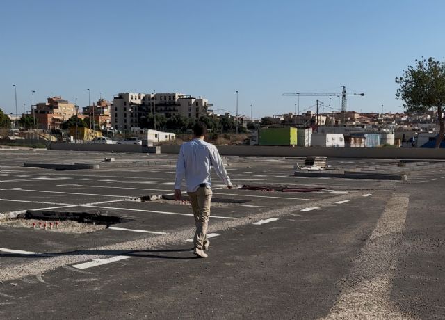 Las obras en el aparcamiento 'disuasorio' junto al Centro Comercial La Rambla están paralizadas