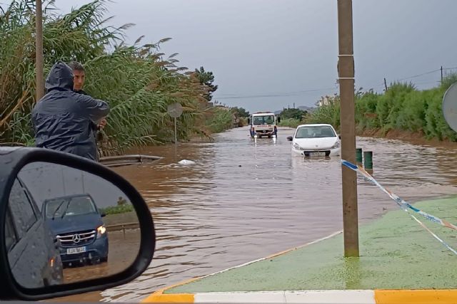 Lluvias de más de 100 litros por metro cuadrado producen cortes de carretera y rescate de vehí­culos en el Campo de Cartagena